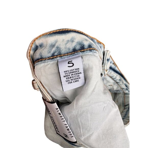 Almost Famous Womens Distressed Denim Mom Shorts Size 5 Light Wash - Picture 4 of 4